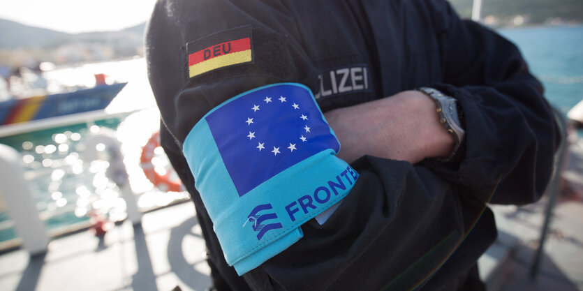 Ein Beamter der Bundespolizei See steht im Hafen von Vathy auf der Insel Samos auf dem Vordeck des Streifenboots BP 62 "Uckermark" vor einer ersten Erkundungsfahrt