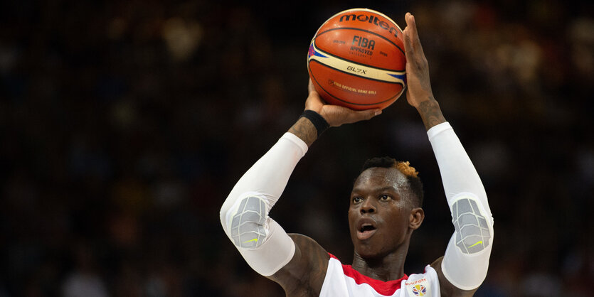 Dennis Schröder mit Ball