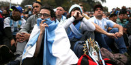 Fußball Fans in Buenos Aires schauen auf den Plaza San Martin Fußball
