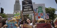 Demonstranten protestieren in Los Angeles gegen die Einwanderungspolitik von US-Präsident Trump