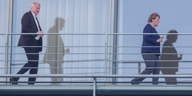Bundeskanzlerin Angela Merkel (r, CDU) geht auf einem Balkon des Bundeskanzleramts vor Horst Seehofer, Bundesminister für Inneres, Heimat und Bau, Vorsitzender der Christlich Sozialen Union (CSU)