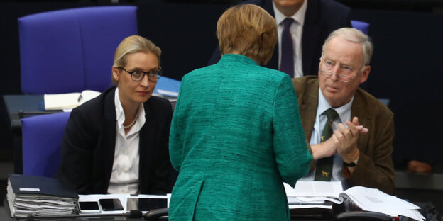 Bundeskanzlerin Angela Merkel spricht mit den AfD-Fraktionsvorsitzenden Alice Weidel und Alexander Gauland
