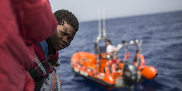 Ein Kind auf dem Rettungsboot für Flüchtlinge "Open Arms"