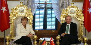 Angela Merkel und Recep Tayyip Erdogan sitzen nebeneinander