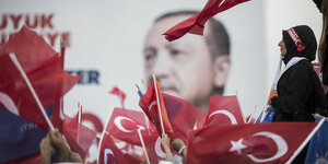 Archivbild: Anhänger des türkischen Präsidenten Recep Tayyip Erdogan verfolgen eine seiner Wahlkampfreden.