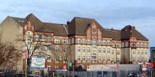 Großes Klinkergebäude