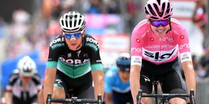 Chris Froome radelt im rosa Trikot grinsend über die Ziellinie beim Giro d'Italia