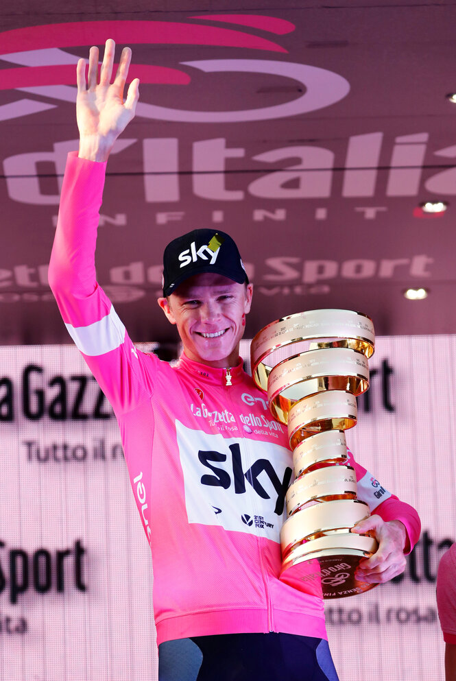 Chris Froome jubelt mit dem Pokal nach dem Giro d'Italia