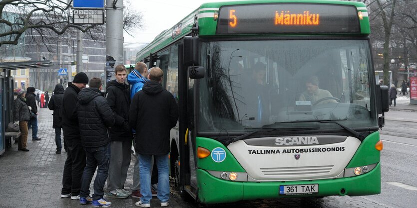 Menschen steigen in einen Bus ein