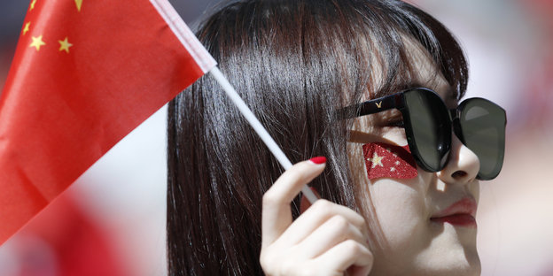 Eine offenbar asiatische Frau mit einer Chinaflagge bei der WM