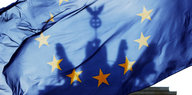 Die Quadriga auf dem Brandenburger Tor in Berlin ist durch eine EU-Fahne zu sehen