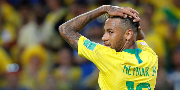 Neymar schaut beim Spiel gegen Serbien über die Schulter