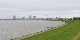 Ein Deich vor Bremerhaven