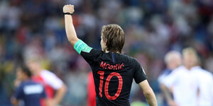 Kroatien im Achtelfinale der WM - Mann im Trikot mit Nummer 10 reckt Faust in den Himmel - es ist der Kroate Luka Modric