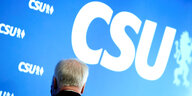 Seehofers Kopf von hinten vor einer Wand mit großem CSU-Schriftzug