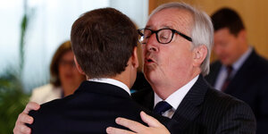 EU-Kommissionspräsident Jean-Claude Juncker küsst den französischen Präsidenten Emmanuel Macron zur Begrüßung
