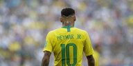 Achtelfinale Brasilien Mexiko Neymar - Spieler in gelbem Trikot von hinten mit Nummer 10, es ist Brasiliens Superstar Neymar