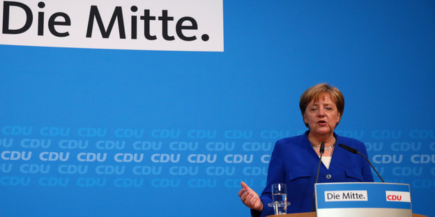 Angela Merkel in blauem Blazer spricht