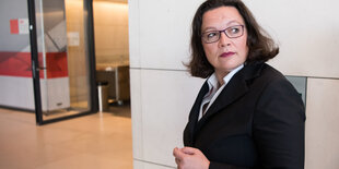 Andrea Nahles schaut nach rechts