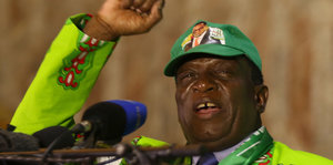 Der Präsident von Simbabwe, Emmerson Mnangagwa, hebt bei einem Wahlkampfauftritt die rechte Faust nach oben
