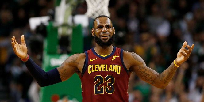 Basketballer LeBron James hebt ungläubig die Arme