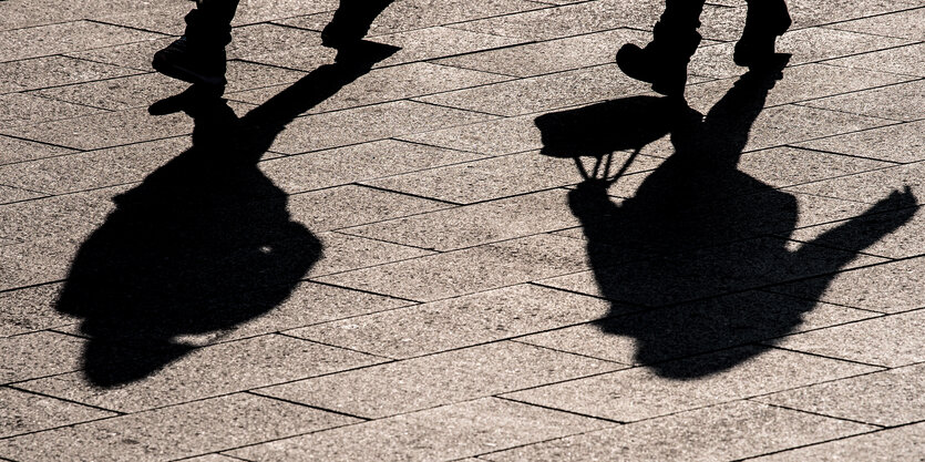 Schatten von zwei Menschen auf der Straße