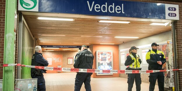 Vier Polizisten stehen am Eingang der S-Bahn-Station Veddel