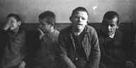 Vier Kinder mit Down-Syndrom auf einer historischen Schwarz-Weiß-Fotografie