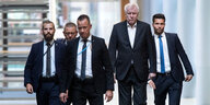 Innenminister Horst Seehofer geht mit Mitarbeitern einen Gang entlang
