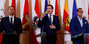 Herbert Kickl, Sebastian Kurz und Heinz-Christian Strache stehen nebeneinander