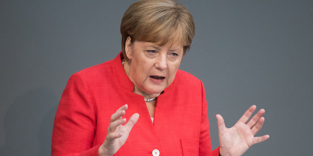 Angela Merkel gestikuliert im Bundestag