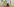 Eine Pflegerin und eine alte Frau mit Rollator gehen über einen Flur