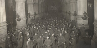 Historisches Foto mit Soldaten in Hamburgs Rathaus