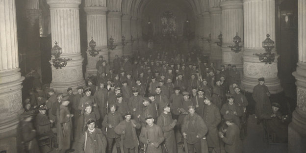 Historisches Foto mit Soldaten in Hamburgs Rathaus