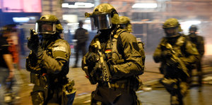 Polizisten mit Maschinenpistolen im Einsatz in Hamburg