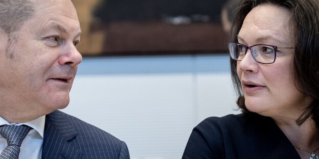 Andrea Nahles und Olaf Scholz sprechen vor dem Bundeskanzleramt in Mikrophone und lächeln