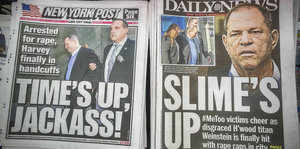 Zwei US-amerikanische Zeitungen mit Harvey Weinsteins Bild auf dem Titelblatt