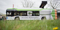 Elektrobus mit grünem Dach in Hannover