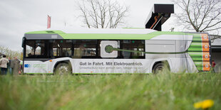 Elektrobus mit grünem Dach in Hannover