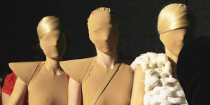 Drei Margiela Models mit verbundenem Gesicht