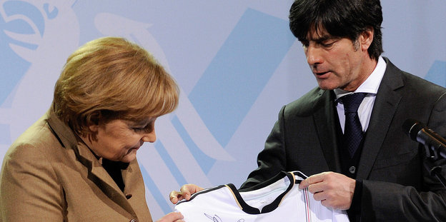 Ein Bild aus besseren Tagen: Löw überreichte 2010 Kanzlerin Merkel ein Nationaltrikot.