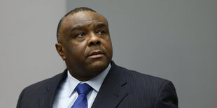 Jean-Pierre Bemba, im Anzug, schaut ernst zur Seite