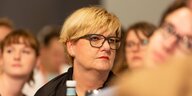Kritik an Seehofers Masterplan - Frau mit Brille zwischen anderen Menschen, es ist die SPD-Politikerin Eva Högl
