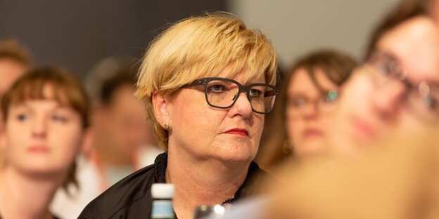 Kritik an Seehofers Masterplan - Frau mit Brille zwischen anderen Menschen, es ist die SPD-Politikerin Eva Högl