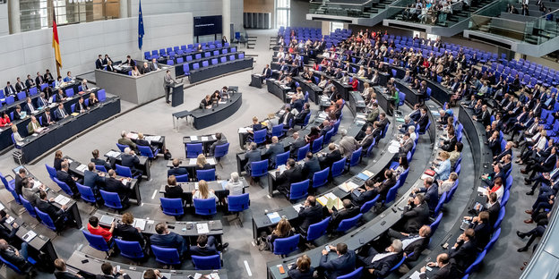 Die Parlamentarier debattieren im Plenum im Bundestag