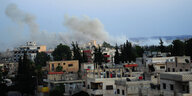 Rauch steigt auf über einem von Rebellen gehaltenen Gebiets nach dem Beschuss durch die syrische Armee.