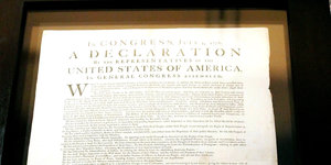 Facebook findet Hassrede in US-Unabhängigkeitserklärung - altes Stück Papier mit Überschrift "A Declaration"