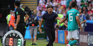Jogi Löw wechselt beim Südkorea-Spiel Sami Khedira aus und der Schiri hält eine Anzeigetafel
