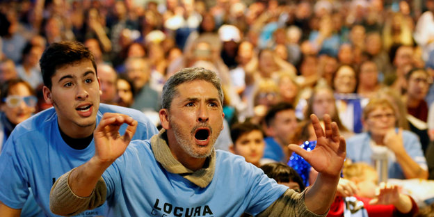 Uruguayische Fußball-Fans in Montevideo verfolgen das Spiel ihrer Mannschaft