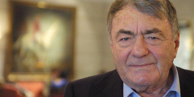 Filmemacher Claude Lanzmann lächelt in die Kamera